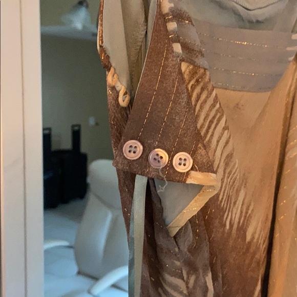 Dress flows. - Picture 3 of 6